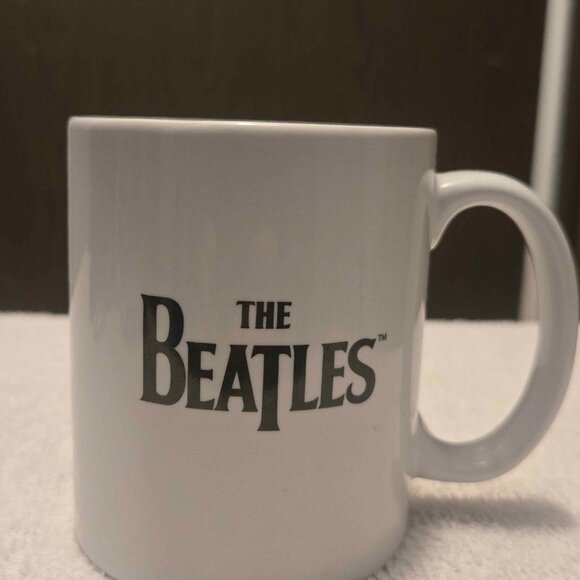 The Beatles Fan Collector's Bundle - 2 Mugs + Yellow Submarine Wallet - Picture 3 of 9